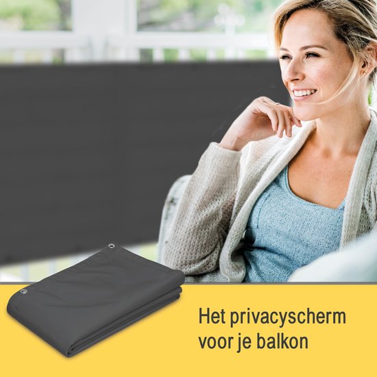 Gevouwen donkergrijs balkonscherm, met een glimlachende vrouw op de achtergrond. Biedt privacy op je balkon.
