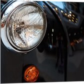Dibond - Close-up van Koplamp van Zwarte Auto - 80x80 cm Foto op Aluminium (Met Ophangsysteem)