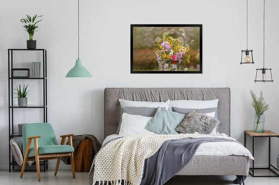 Cadre photo - Ancien arrosoir rempli de fleurs Cadre photo noir sans passe-partout 120x80 cm - Affiche sous cadre (Décoration murale salon / chambre)