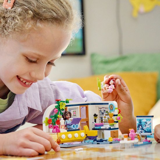 Een meisje speelt met de Lego Friends speelset van Aliya's kamer.
