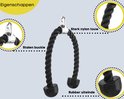 Zwarte tricep rope met chromen oog en rubberen uiteinden. Kenmerken: stalen gesp, sterk nylon touw.