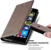 Cadorabo Hoesje geschikt voor Nokia Lumia 540 in KOFFIE BRUIN - Beschermhoes met magnetische sluiting, standfunctie en kaartvakje Book Case Cover Etui