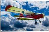WallClassics - Tuinposter – Rode Zweefvliegtuig in de Lucht - 90x60 cm Foto op Tuinposter (wanddecoratie voor buiten en binnen)