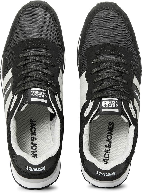 Zwarte Jack & Jones sneakers met witte strepen en logo op de zool, van bovenaf gefotografeerd.
