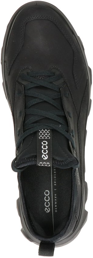 Zwarte Ecco sneaker, bovenaanzicht met veters, logo op tong en binnenzool.