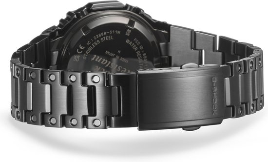 Sluiting van de zwarte G-SHOCK metalen band met G-SHOCK logo en gravures op de achterkant.