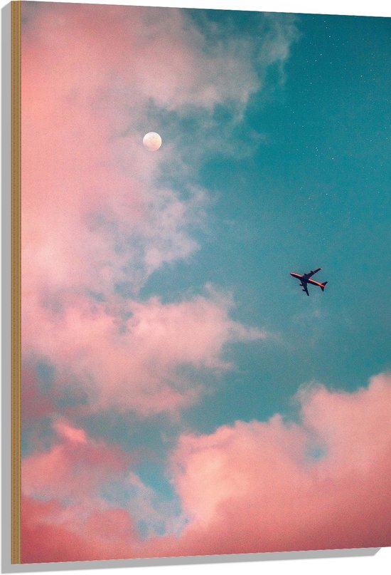 WallClassics - Hout - Vliegtuig vliegend tussen Roze Wolken met Zon - 70x105 cm - 9 mm dik - Foto op Hout (Met Ophangsysteem)