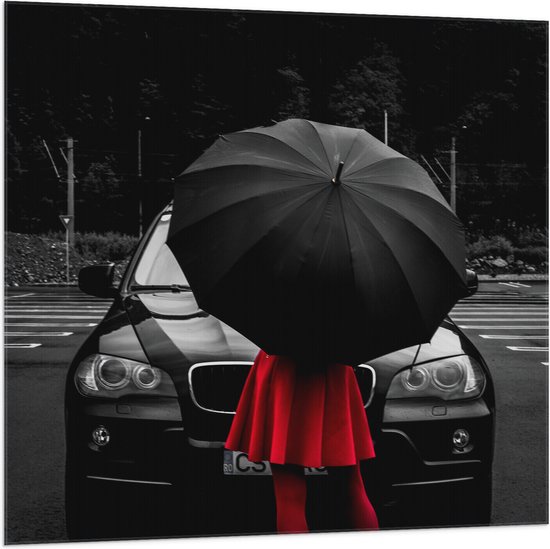 WallClassics - Drapeau - Femme en Rouge par Voiture Noire avec Parapluie - Photo 100x100 cm sur Drapeau Polyester