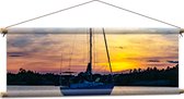 WallClassics - Textielposter - Vissersboot met Hoge Mast en Zonsondergang - 90x30 cm Foto op Textiel