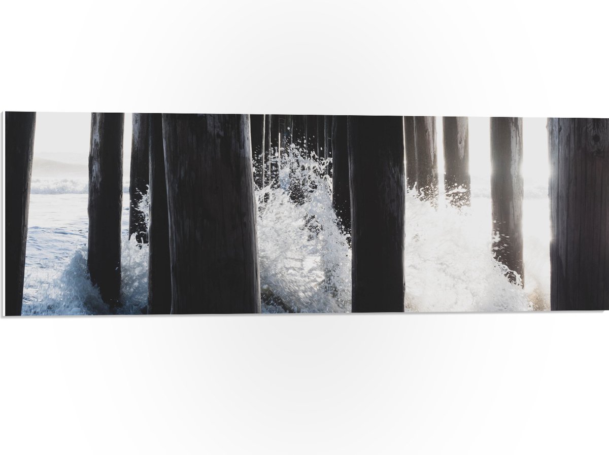 PVC Schuimplaat - Water klots4end tegen Houten Palen in de Zee - 90x30 cm Foto op PVC Schu