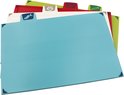 Stapel gekleurde snijplanken met verschillende symbolen op de tabbladen: vis, kom, aardappel, wortel.