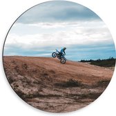 WallClassics - Dibond Muurcirkel - Motorcrosser op Zandheuvels - 50x50 cm Foto op Aluminium Muurcirkel (met ophangsysteem)