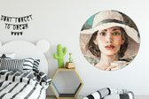 WallCircle - Wandcirkel - Muurcirkel - Schilderij - Olieverf - Vrouw - Koffie - Hoed - Aluminium - Dibond - ⌀ 120 cm - Binnen en Buiten XXL