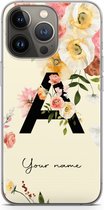 Gepersonaliseerd - Case Company® - Hoesje geschikt voor iPhone 13 Pro hoesje - Flirty Flowers Monogram - Soft Cover Telefoonhoesje - Bescherming aan alle Kanten en Schermrand