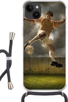 Geschikt voorApple Iphone 14 Plus - Crossbody Case - Een illustratie van een voetballer die tegen de bal schopt - Jongens - Jongetje - Kids - Siliconen - Crossbody - Backcover met Koord - Telefoonhoesje met koord - Hoesje met touw
