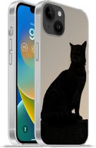 Geschikt voorApple Iphone 14 Plus - Soft case hoesje - Kat - Donker - Schutting - Siliconen Telefoonhoesje