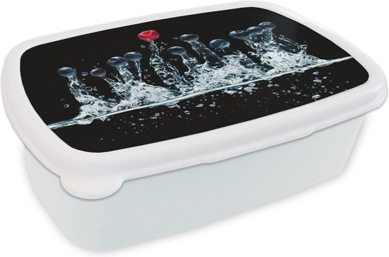 Boîte à pain blanche avec un imprimé de baies et d'une framboise dans l'eau.