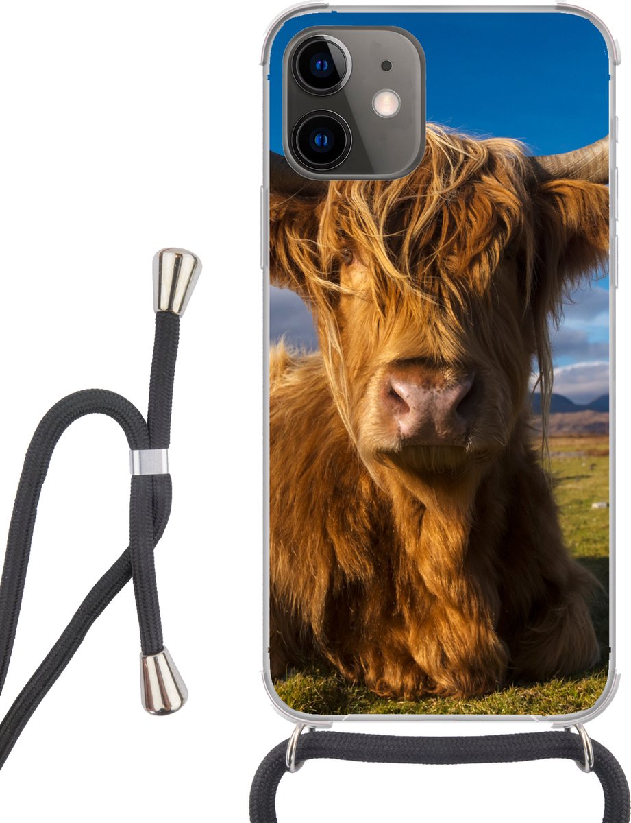 Telefoonhoesje Geschikt voor iPhone 12 - Schotse Hooglander - Dieren - Gras - Siliconen - Crossbody - Backcover met Koord - Telefoonhoesje met koord - Hoesje met touw Telefoonhoesje