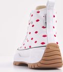 Achterkant van een witte hoge sneaker met rode lippenprint, bruine zool en logo.