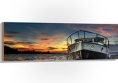 WallClassics - Hout - Schip op het Water met Oranje Lucht - 120x40 cm - 12 mm dik - Foto op Hout (Met Ophangsysteem)