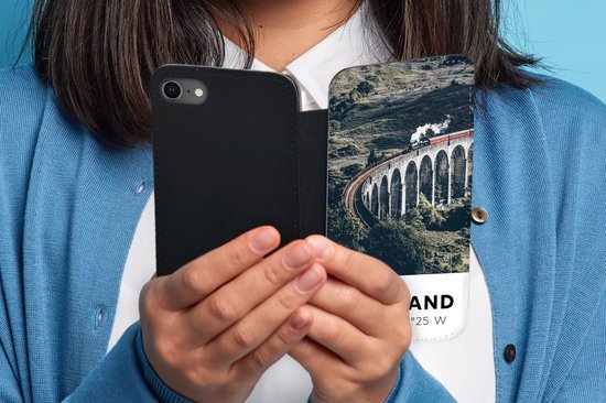 Telefoonhoesje Geschikt voor iPhone 7 telefoonhoesje - Schotland - Trein - Zomer - Spoor - Met vakjes - Wallet case met magneetsluiting