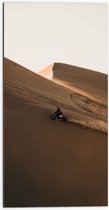 WallClassics - Dibond - Motorcrosser met Oranje Vlag op Berg in Woestijn - 50x100 cm Foto op Aluminium (Wanddecoratie van metaal)