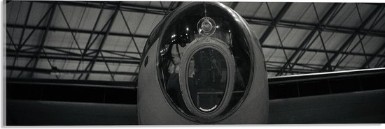 WallClassics - Acrylglas - Vliegtuig in Fabriekshal (zwart/wit) - 60x20 cm Foto op Acrylglas (Met Ophangsysteem)