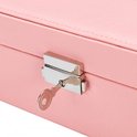 Close-up van het metalen slot en de sleutel van de roze juwelendoos.