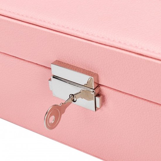 Close-up van het metalen slot en de sleutel van de roze juwelendoos.