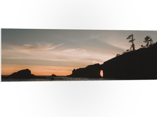 WallClassics - PVC Schuimplaat - Oranje Lucht boven Zee en Berg - 120x40 cm Foto op PVC Schuimplaat (Met Ophangsysteem)