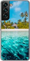 Geschikt voor Samsung Galaxy S22 hoesje - Strand - Palmbomen - Zee - Siliconen Telefoonhoesje
