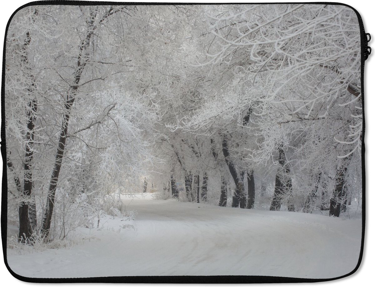 Laptophoes 15.6 inch - Bomen - Sneeuw - Winter - Laptop sleeve - Binnenmaat 37x26 cm - Zwarte achterkant