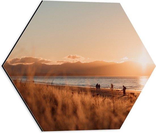 WallClassics - Dibond Hexagon - Zon Verdwijnend achter Bergen bij Strand - 40x34.8 cm Foto op Hexagon (Met Ophangsysteem)