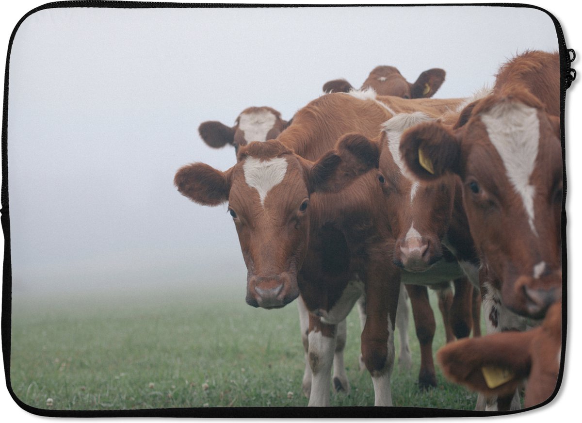 Laptophoes 14 inch 36x26 cm - Koeien - Macbook & Laptop sleeve Groep nieuwsgierige koeien - Laptop hoes met foto