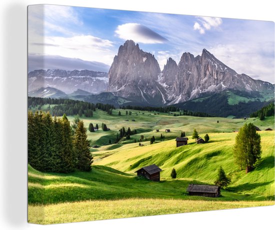 Paysage avec montagnes, collines vertes, arbres et maisons en bois.