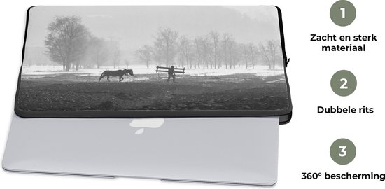 Pochette ordinateur 13 pouces 34x24 cm - Paarden - Pochette Macbook & Laptop Farmer avec son cheval dans la campagne chinoise en noir et blanc - Pochette ordinateur portable avec photo