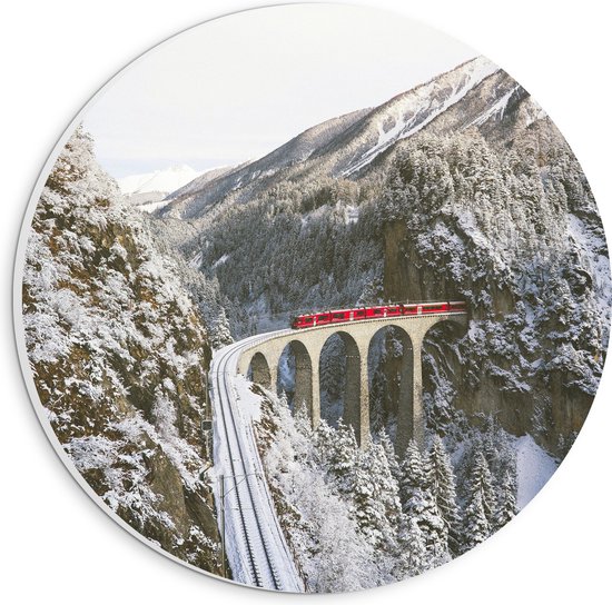 WallClassics - PVC Schuimplaat Muurcirkel - Rode Trein door de Bergen in de Sneeuw - 20x20 cm Foto op Muurcirkel (met ophangsysteem)