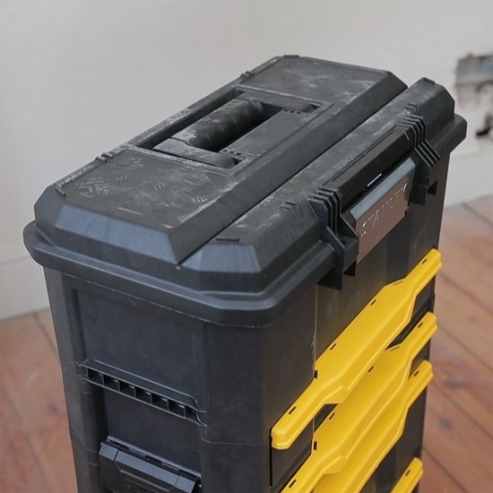 Zwarte gereedschapskoffer met gele lades, met zichtbare stof en een handgreep.
