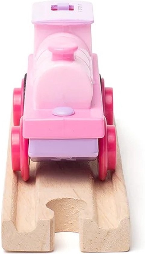 Vooraanzicht van roze en paarse speelgoedtrein met rode wielen op houten spoor.