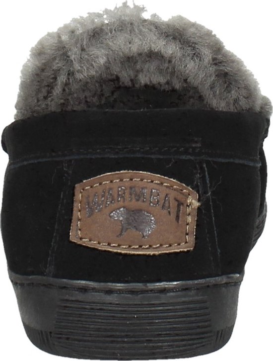 Achterkant van een zwarte pantoffel met grijze bontrand en een bruin label met 'Warmbat'.