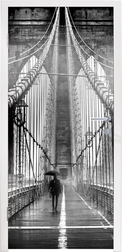Deursticker Brooklyn brug tijdens de regen in zwart-wit - 85x205 cm - Deurposter