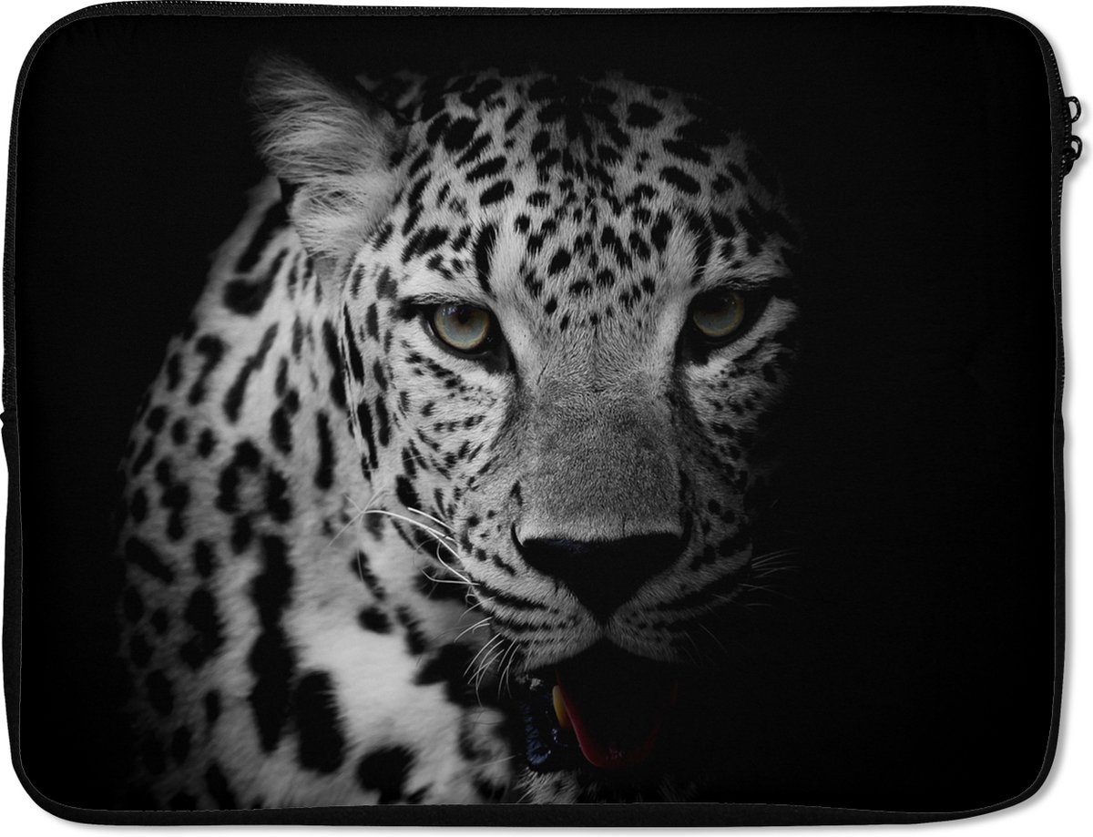 Laptophoes 15.6 inch - Dieren - Zwart - Wit - Panter - Portret - Laptop sleeve - Binnenmaat 37x26 cm - Zwarte achterkant