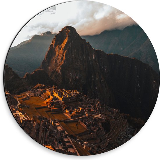 WallClassics - Dibond Muurcirkel - Machu Pichu Berg in Peru bij Zonsondergang - 30x30 cm Foto op Aluminium Muurcirkel (met ophangsysteem)