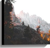 WallClassics - Canvas  - Bomen op Stijle Berg - 40x40 cm Foto op Canvas Schilderij (Wanddecoratie op Canvas)