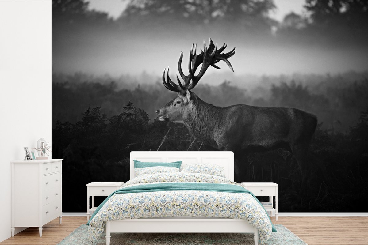 Behang - Fotobehang Hert loopt door de struiken - zwart wit - Breedte 420 cm x hoogte 280 cm - Behangpapier