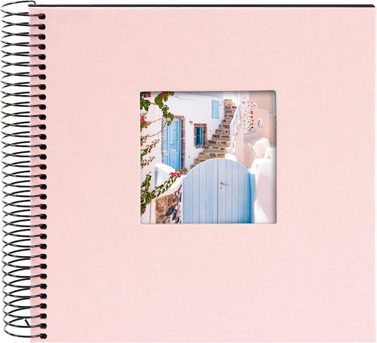 Roze spiraal fotoalbum met een venster dat een witte woning met blauwe accenten toont.