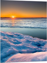 WallClassics - Acrylglas - Ondergaande Zon bij Meer in de Sneeuw - 75x100 cm Foto op Acrylglas (Wanddecoratie op Acrylaat)