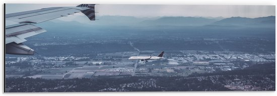 WallClassics - Dibond - Vliegtuigvleugel boven Land - 60x20 cm Foto op Aluminium (Wanddecoratie van metaal)