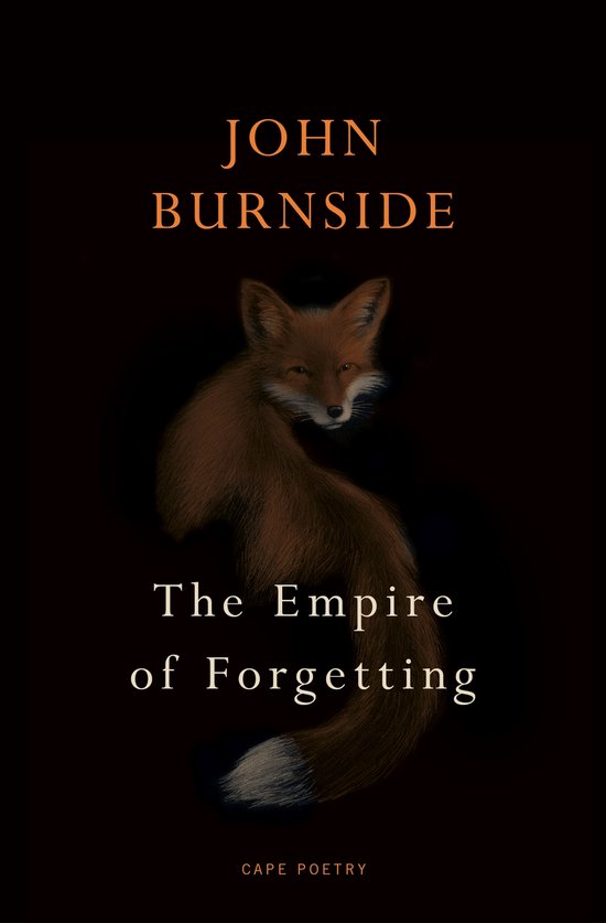 Couverture du livre : John Burnside, The Empire of Forgetting. Un renard au pelage brun avec une queue blanche regarde par-dessus son épaule.