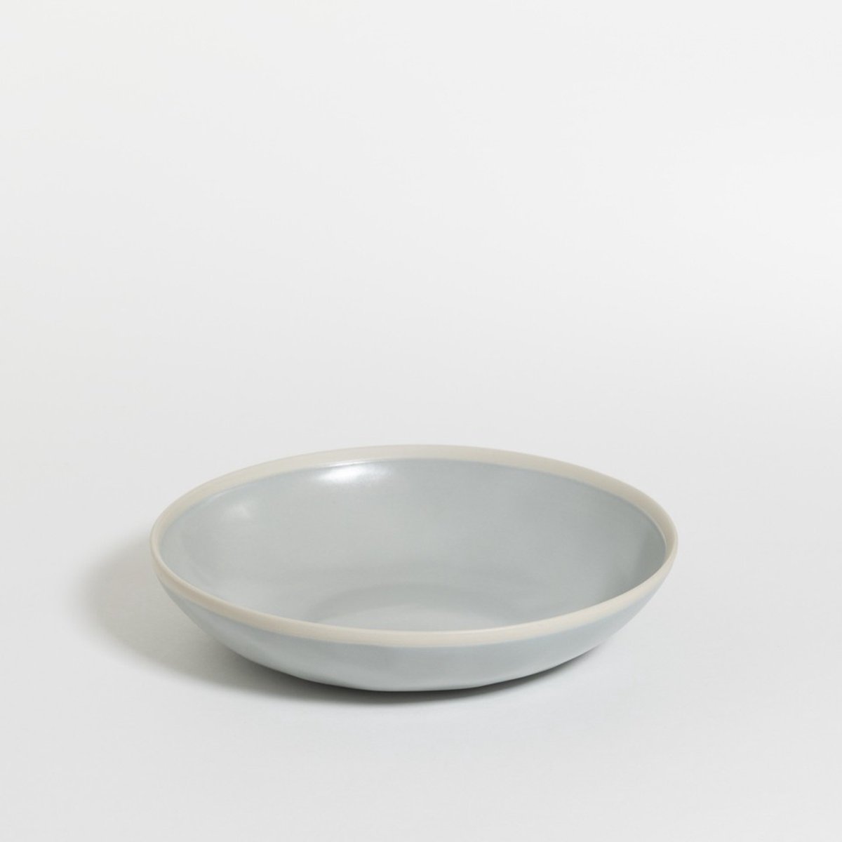 The Table atelier - pastabord - Ø 22 cm - handgemaakt - lichtgrijs